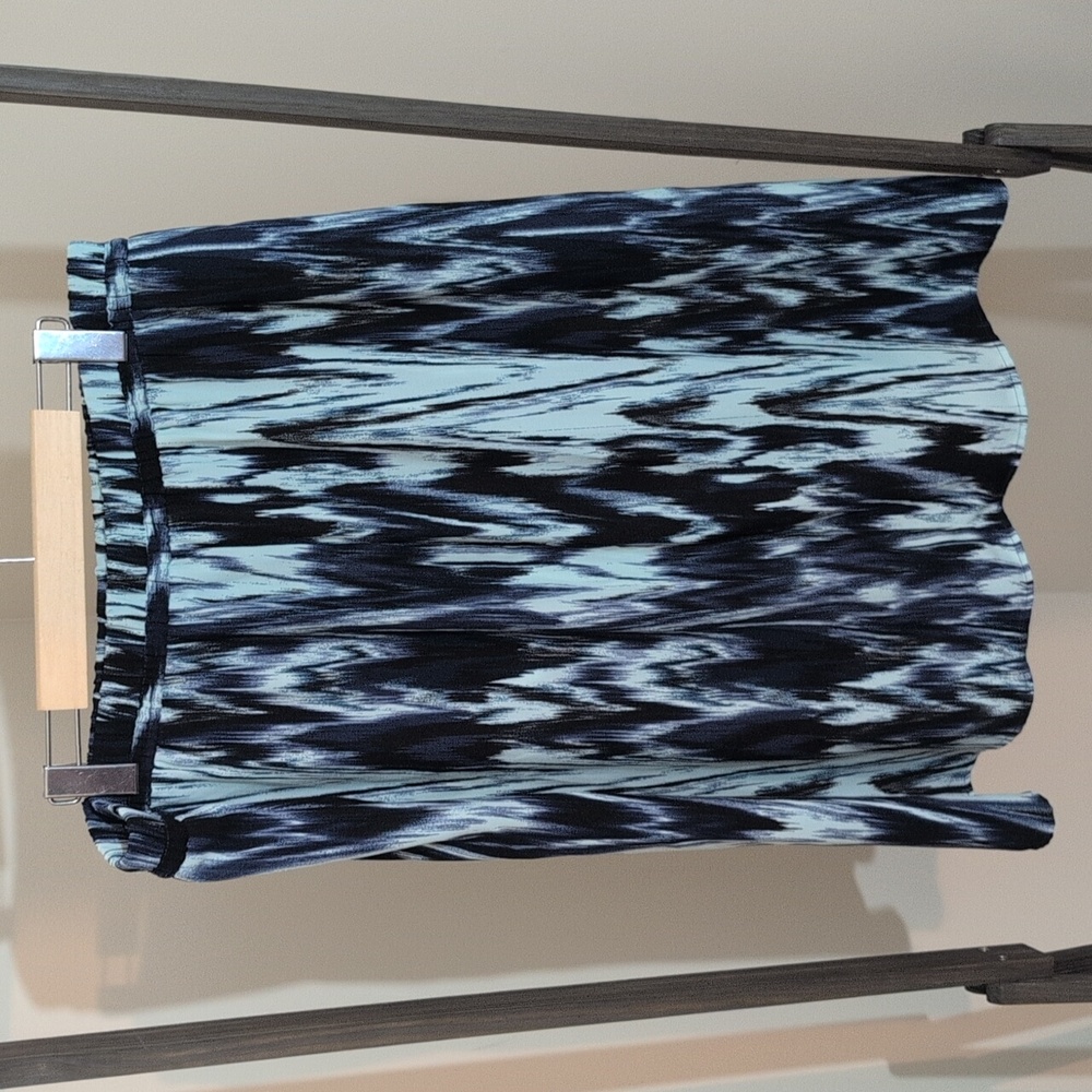 Fourteenth Place| Stylish Blue Tie Dye Like Patterned Skirt - Picture 4 of 11